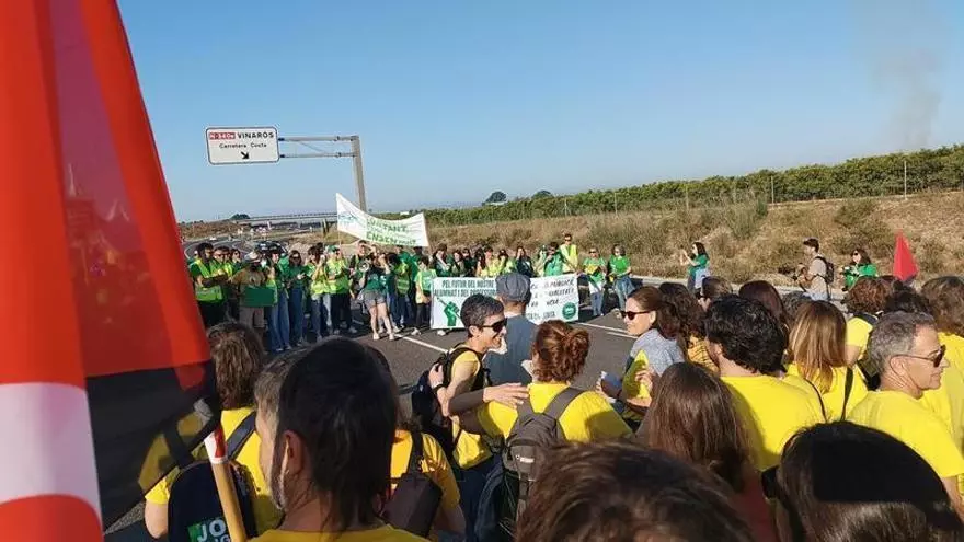 Huelga educativa: Las protestas de los profesores de Vinaròs provocan un corte total en la N-340