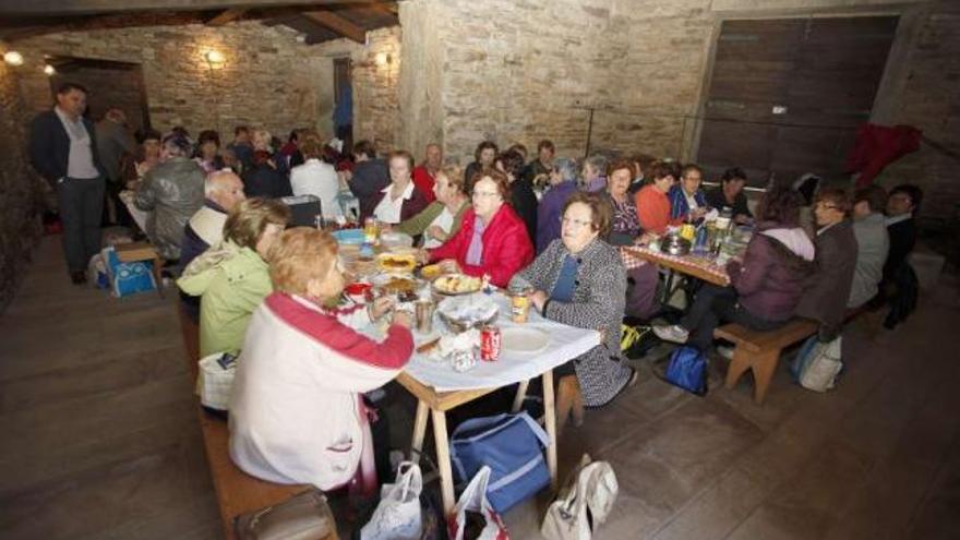 Excursionistas de O Porriño, ayer, durante la comida que celebraron en Os Pendellos.  // Bernabé/Gutier