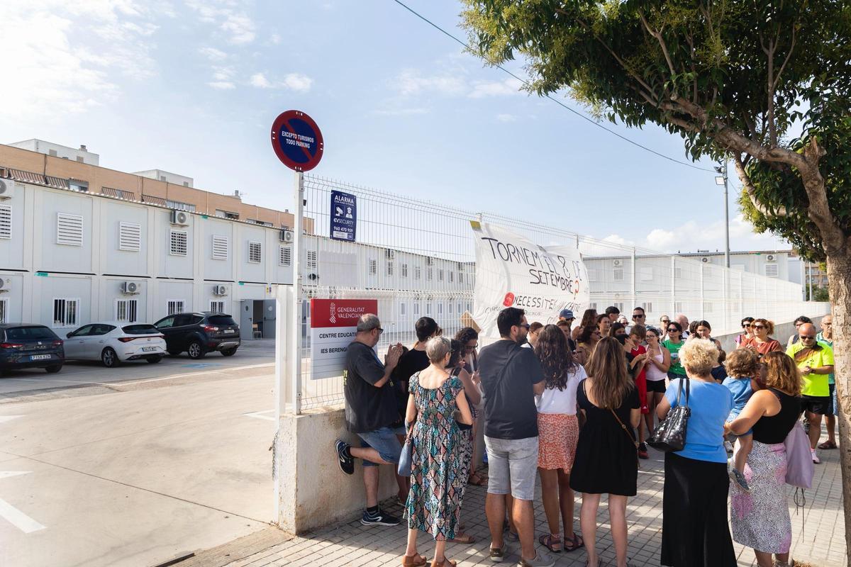 Protesta frente a los barracones instalados para suplir el IES Berenguer Dalmau de Catarroja.