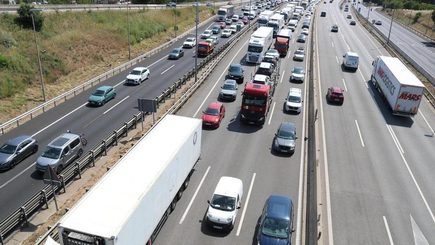 Trànsit preveu una "eclosió de mobilitat" per Setmana Santa pels gruixos de neu a la muntanya i el bon temps a la platja