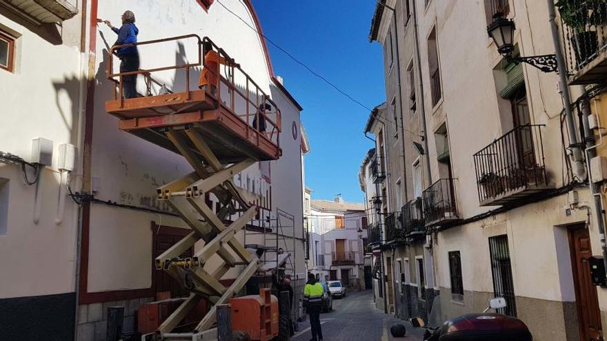 Se renueva la pintura de la fachada y el recibidor del teatro Thuillier en Caravaca