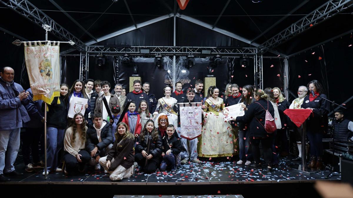 El colegio Carmelites, al recoger el premio a mejor falla escolar de Gandia