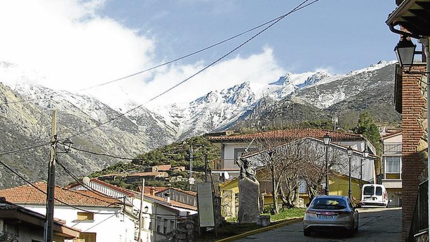 La nieve disfraza de blanco los picos más elevados de La Vera y el Jerte