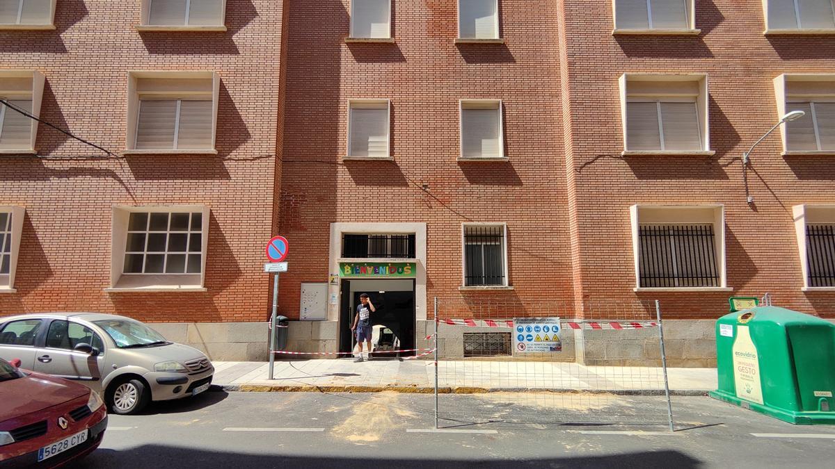 Una valla en una de las entradas al colegio Arias Montano de Badajoz, donde han comenzado ya las obras de mejora.