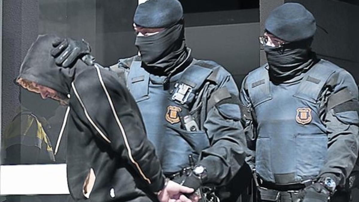 Los Mossos trasladan detenido al presunto cabecilla de la célula yihadista, el pasado abril, en Sabadell.