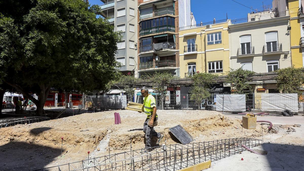 El Ayuntamiento se comprometió a reducir el plazo de ejecución de las obras de la Plaza Nueva, que continúan en marcha