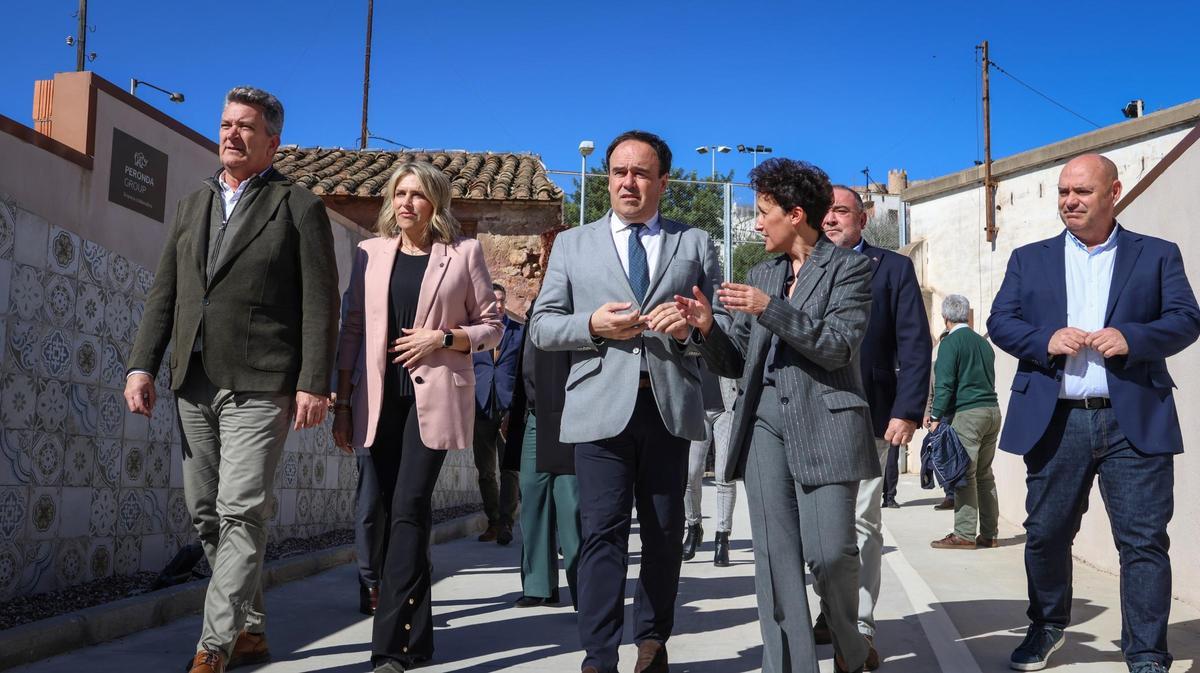 La alcaldesa de Onda, Carmina Ballester, conversa con el president, Juanfran Pérez Llorca, a su llegada a La Campaneta.