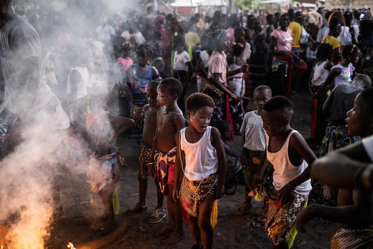 Jóvenes, vestidos con sus trajes tradicionales, asisten a una ceremonia que marca el final del proceso de iniciación anual para hombres jóvenes en Kabrousse, Senegal.