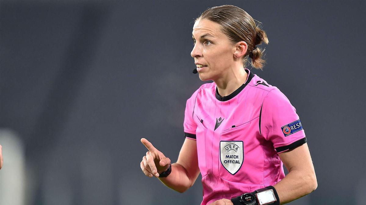 Stephanie Frappart, la primera mujer en arbitrar un partido de Champions