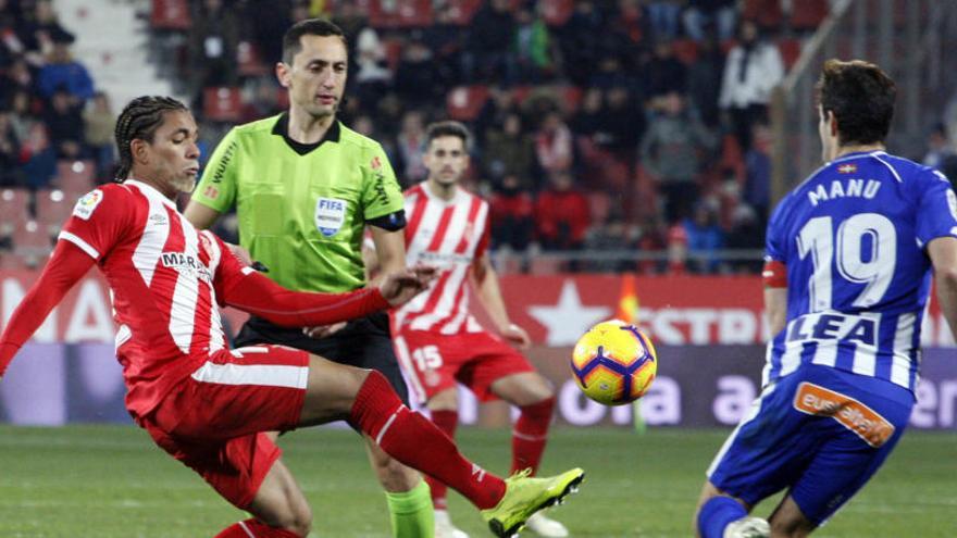 L&#039;àrbitre Sánchez Martínez, durant el Girona-Alabès d&#039;aquesta temporada