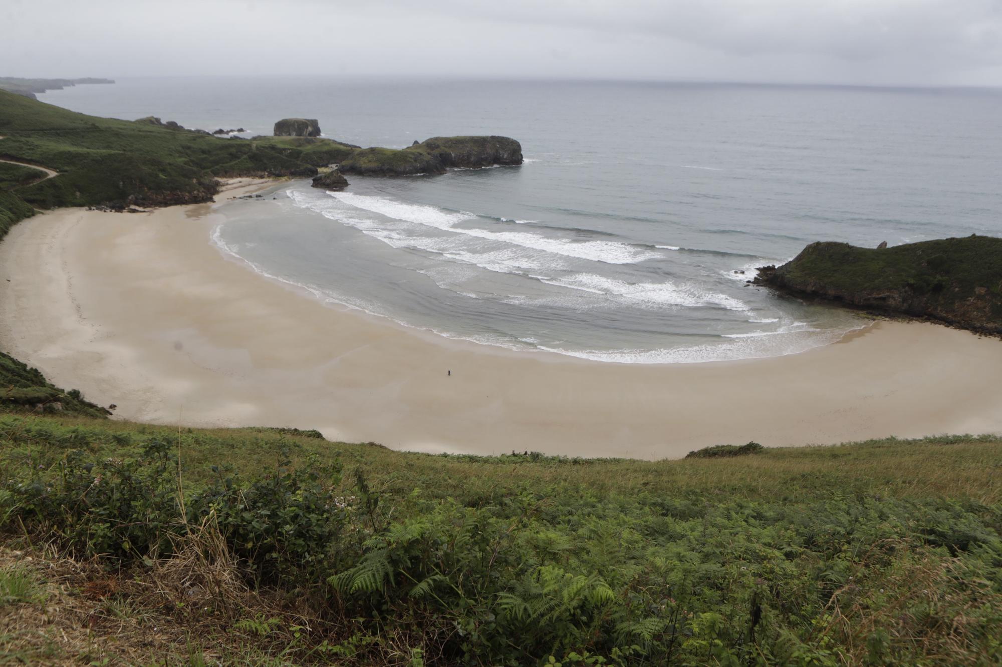 Así es Torimbia, la playa en la que a veces toca taparse