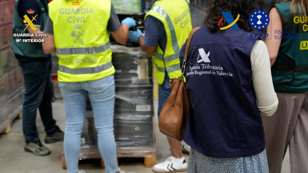 Agentes de la UCO y de la Agencia Tributaria en uno de los registros de la operación Gallagher.