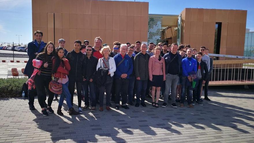 Los alumnos malagueños junto a los visitantes durante su estancia en la capital.