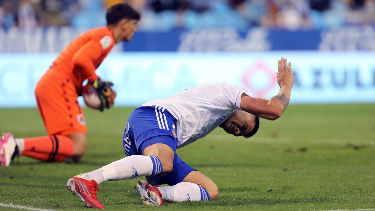 Narváez golpea el césped tras errar una ocasión ante la Real Sociedad B.