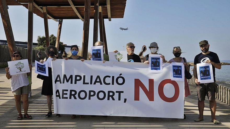 Representantes de las plataformas contra la ampliación del aeropuerto, ayer, en es Carnatge.