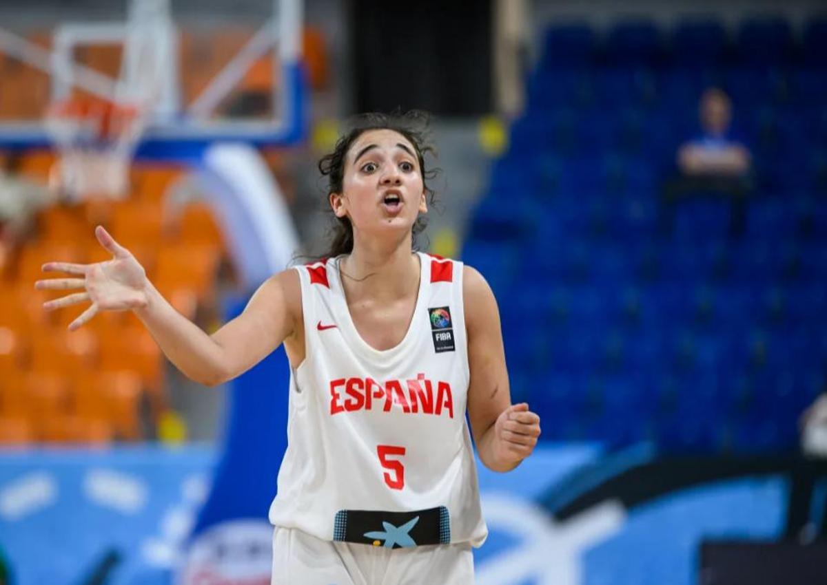 Isabel Hernández, en el partido de España contra México en el Mundial U17.