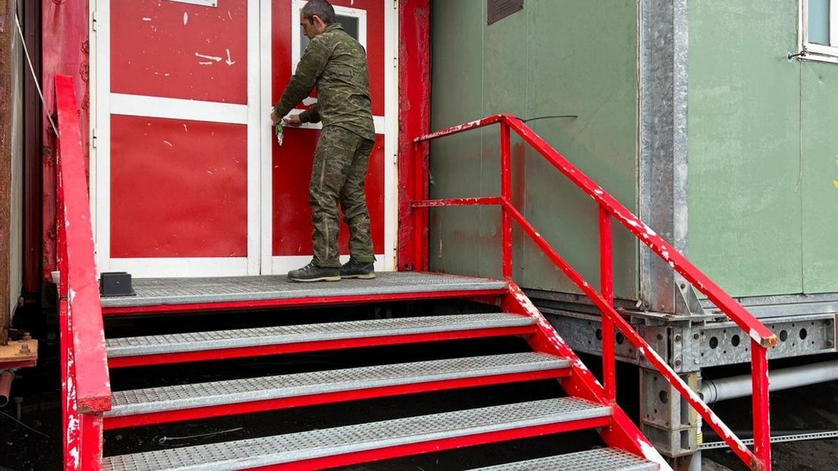 El comandante Víctor Mariño abriendo las puertas de la base Gabriel de Castilla.