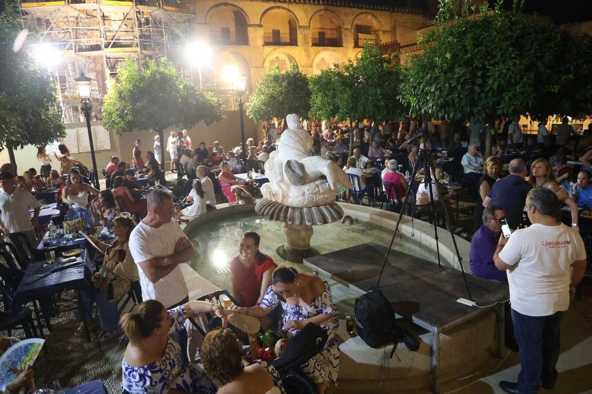 La verbena de la Federación de Peñas Cordobesas llena de música y baile la plaza del Triunfo