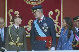 Los reyes Felipe y Letizia, acompañados de Leonor, presiden el desfile del 12 de octubre