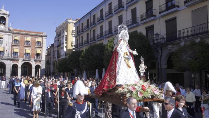 La imagen de la Virgen de la Concha, escoltada por la Policía Municipal, inicia la procesión con el cortejo de autoridades detrás