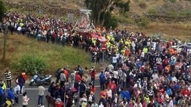 Miles de personas se suman a la Virgen del Pino cerca ya de Tamaraceite