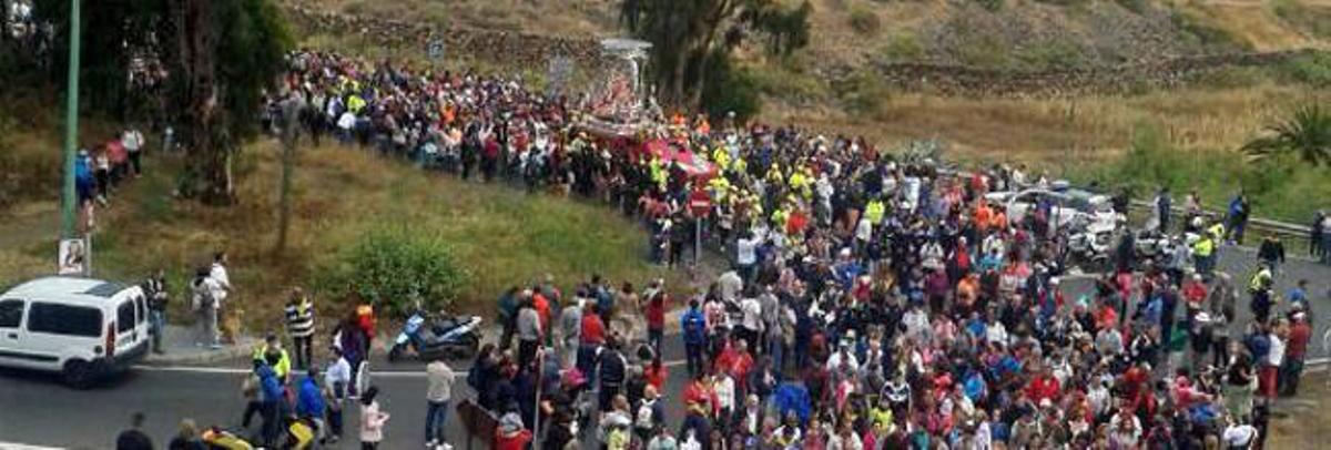 Miles de personas se suman a la Virgen del Pino cerca ya de Tamaraceite