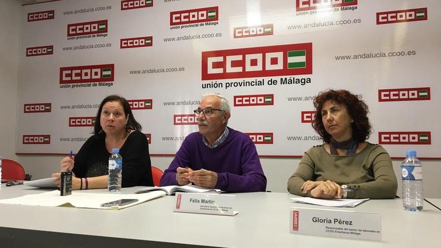 La responsable de comunicación del sector laboral del sindicato de enseñanza de CCOO en Málaga, Virginia Vázquez; el secretario general de enseñanza de CCOO en Málaga, Félix Martín, y la responsable del sector laboral del sindicato de enseñanza de CCOO en Málaga, Gloria Pérez.