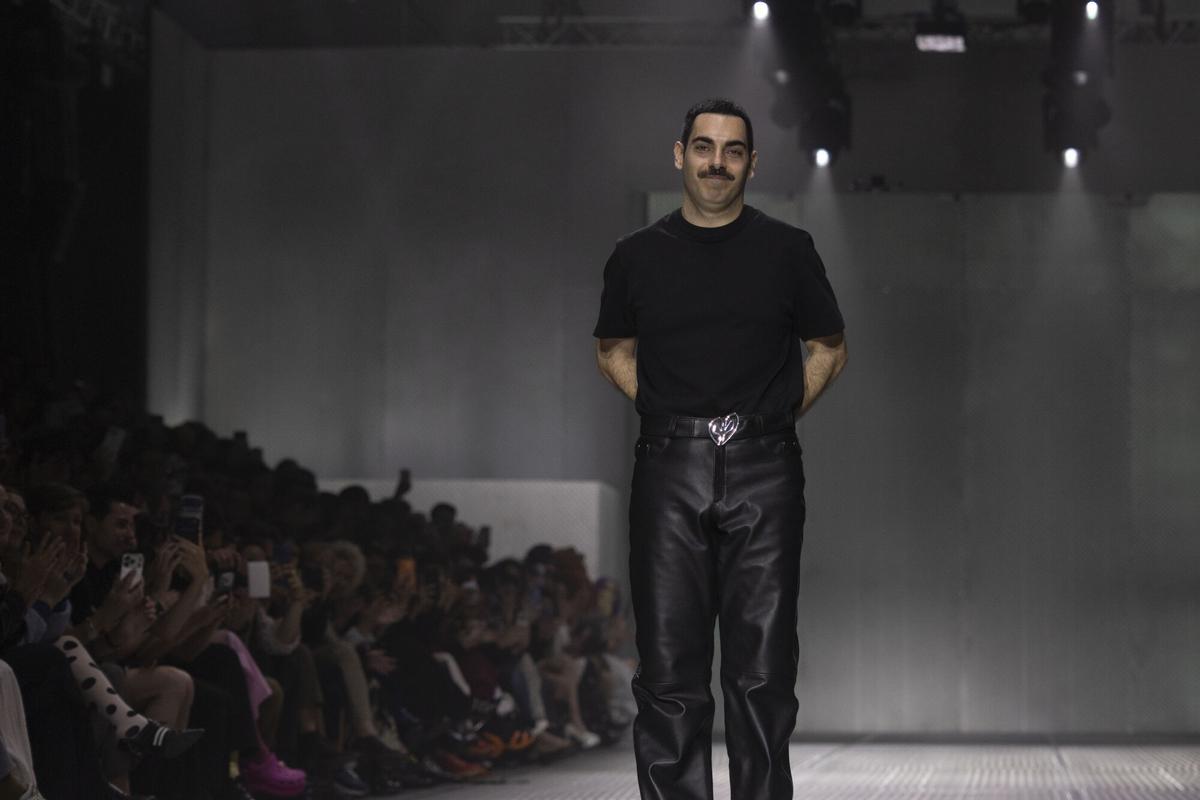 BARCELONA, 14/04/2026.- El diseñador Dominnico tras el desfile en el que presenta su propuesta 'Soft Armor’, en una segunda jornada de la 080 Barcelona Fashion celebrada este miércoles en el que el diseñador cumple diez colecciones seguidas en la pasarela catalana. EFE/Marta Pérez