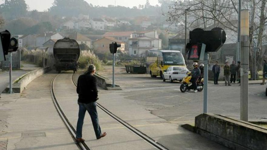 Las vías por la costa, La alternativa 1.1 consistía en que las vías de ferrocarril cruzaran la PO-11 a la altura de celulosas y discurriesen pegadas al mar sobre un relleno costero. Se descartó por entrar en conflicto con la política de Costas (que probablemente no autorizaría la intervención) y dificulta el acceso a la playa de Placeres (&quot;la única de Pontevedra&quot;, cita el proyecto) y aísla O Cabo., El tren por la autovía de Marín, La opción 1.2 era similar a la anterior pero sin que la línea del ferrocarril cruzase la autovía de Marín. Obligaría a &quot;reubicar&quot; la iglesia de Placeres, de 1888 y protegida por Patrimonio., , Entrada por la carretera vieja, Desplazar el trazado del tren hacia la carretera vieja de Marín era otra alternativa que se descartó por su enorme coste social ya que obligaba a expropiar viviendas., , Soterramiento parcial, Muy parecido a la alternativa elegida inicialmente, se descartó al no alcanzarse una cota suficiente para enterrar el tren., , Elevación del trazado, Otra posibilidad que se menciona era la de elevar las vías del ferrocarril a partir del paso del tren bajo la PO-11 pero se descargó por suponer una importante barrera visual y eliminar el parque infantil y la cancha de baloncesto., , Expropiación de todo Placeres, En el apartado de &quot;cambio de usos&quot; de la plaza, se incluía la sorprendente posibilidad de llevar a cabo una expropiación de toda la plaza, incluidos los 20 edificios (también la iglesia) que se encuentran en el área de afección de la línea del ferrocarril. El propio informe ya señala que apenas se tuvo en consideración  por el elevado coste social que tendría., Una pantalla vegetal cerrará las vías que en la imagen atraviesa un peatón por uno de los actuales pasos a nivel existentes en la plaza de Placeres.  // G. Santos