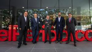 Albert Sáez, Marc Fargas, Juan Luis Castillo, Xavier Amores y Samuel Reyes en la entrada de la sede de EL PERIÓDICO en Barcelona.