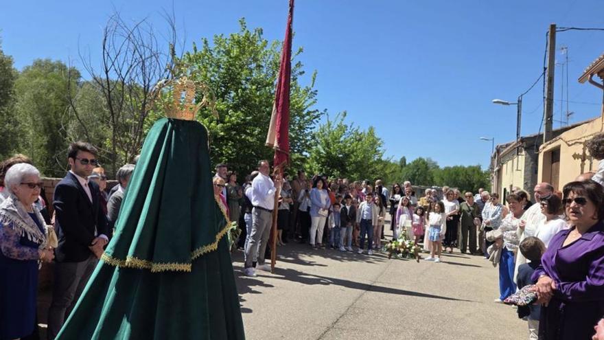 Vecinos asisten al reencuentro de la Virgen del Rosario y el Niño Jesús. | CEDIDA