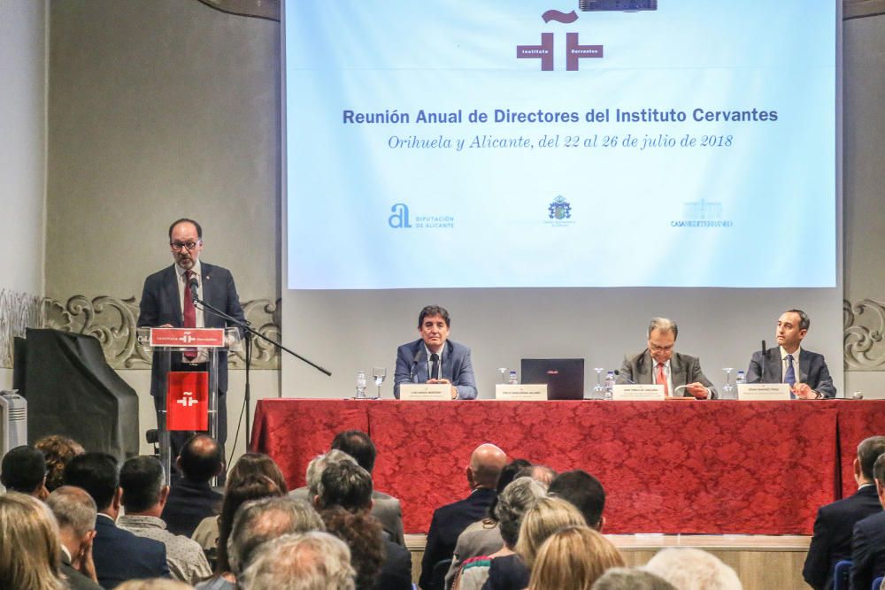 El poeta Luis García Montero se estrena como director del Instituto Cervantes en la reunión anual de directores de centros de la entidad estatal de promoción y defensa del castellano y las lenguas