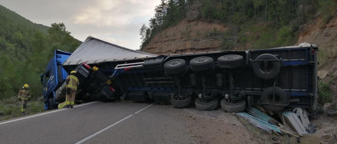 El camió va bloquejar totalment la carretera