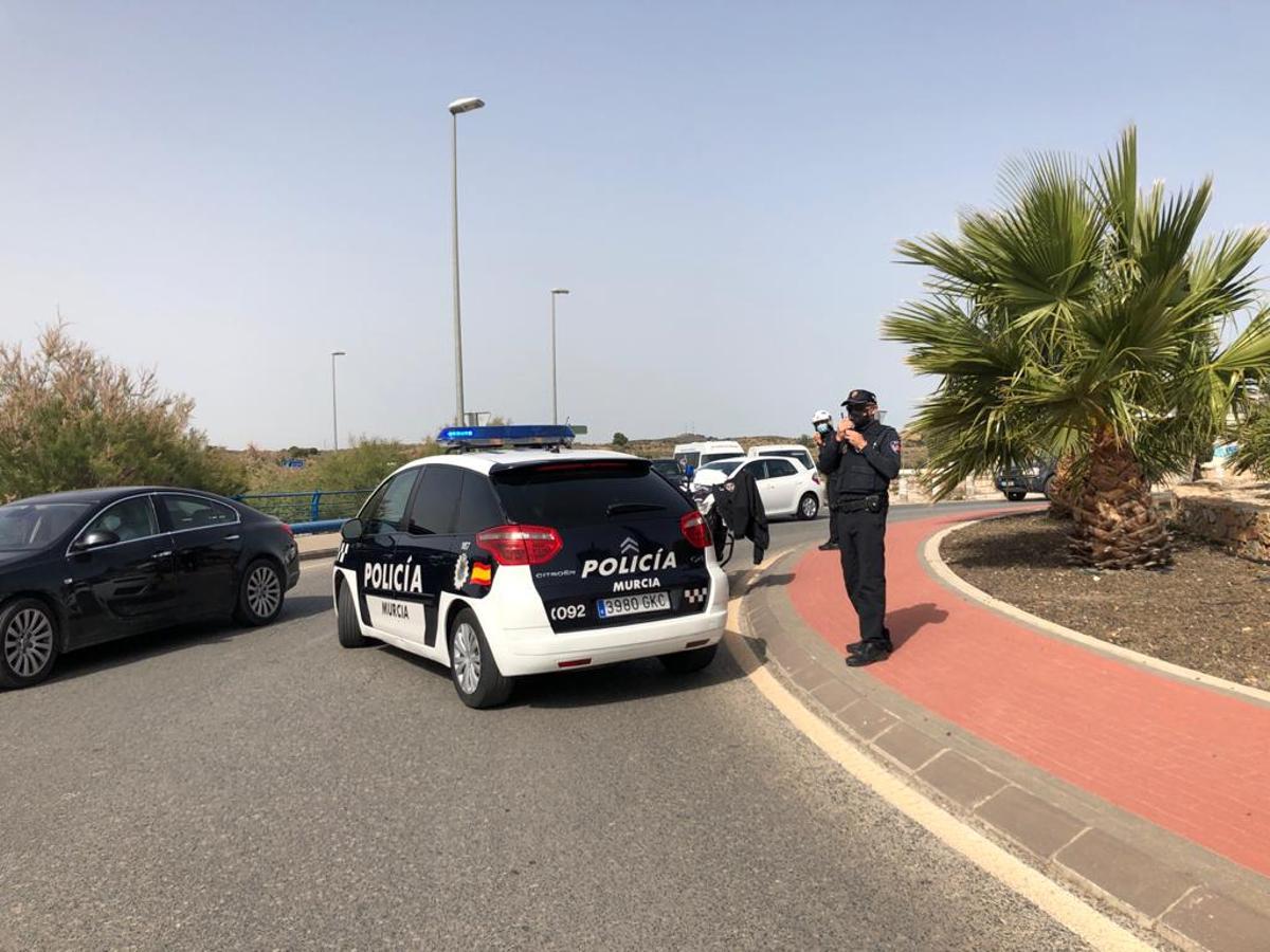 La Policía bloquea el paso a CC Nueva Condomina