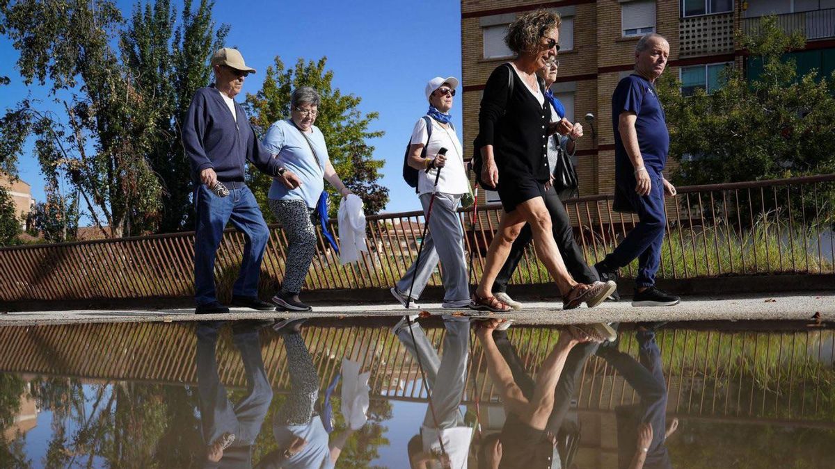 Un grup participa en la caminada organitzada pel CAP Balàfia-Pardinyes de Lleida. | FERRAN NADEU Un grup participa en la caminada organitzada pel CAP Balàfia-Pardinyes de Lleida. | FERRAN NADEU