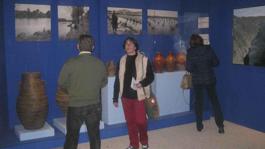 Visitantes admiran algunas de las piezas y fotografías de Aqva que se exhiben en la Colegiata.