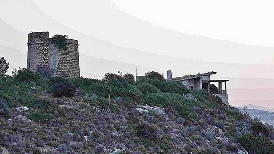 La torre de defensa, que data del siglo XVII, se sitúa a pocos metros del litoral.