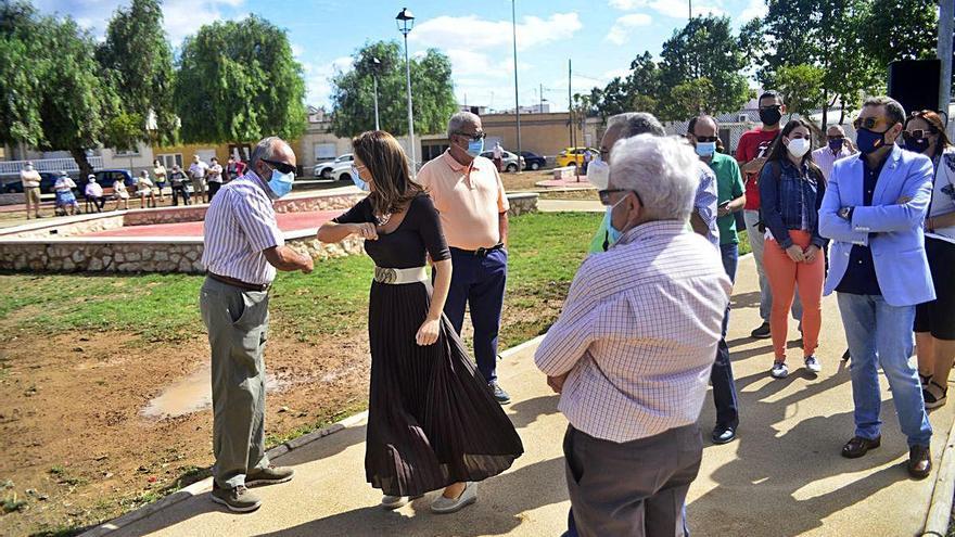 La alcaldesa, Ana Belén Castejón, durante la inauguración de la plaza.