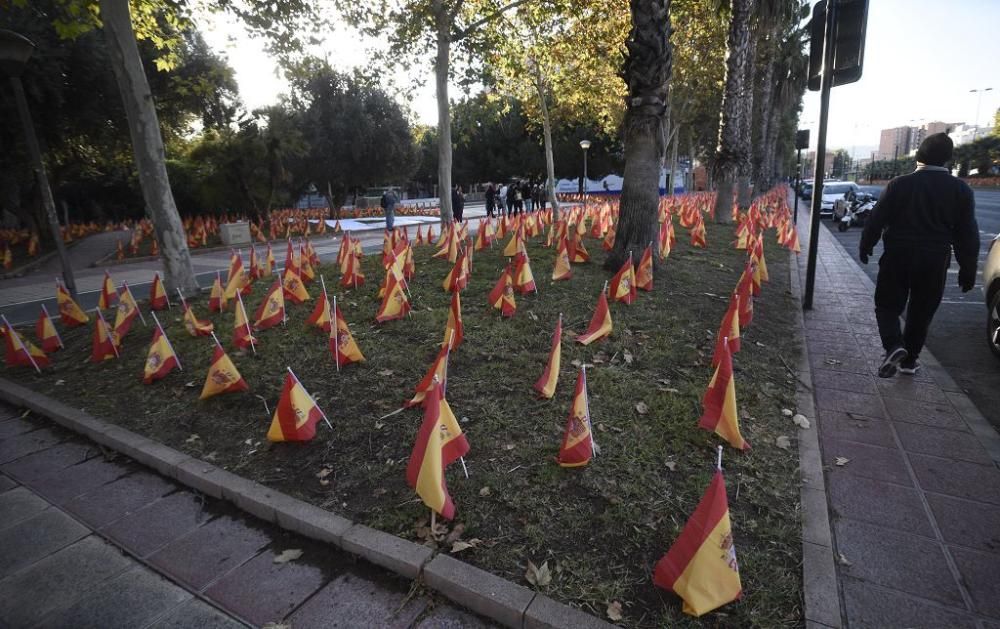 La Avenida Juan de Borbón de Murcia amanece con miles de banderas de España por las víctimas del coronavirus