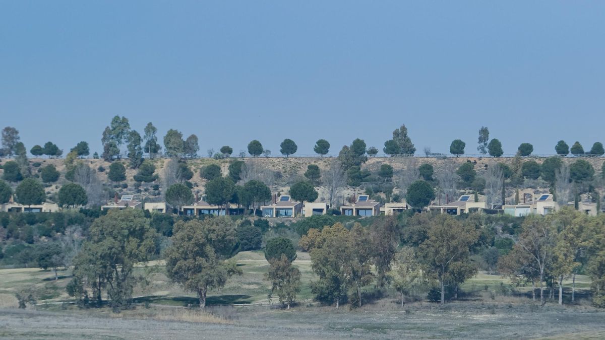 Varias de las villas construidas en el complejo Marina Isla de Valdecañas.