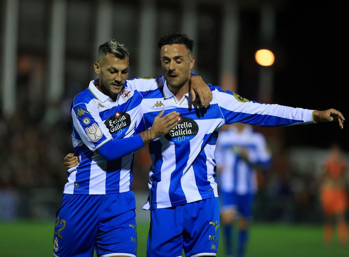 Stoichkov y Cristian Herrera celebran un gol en la segunda parte en Riomar. |