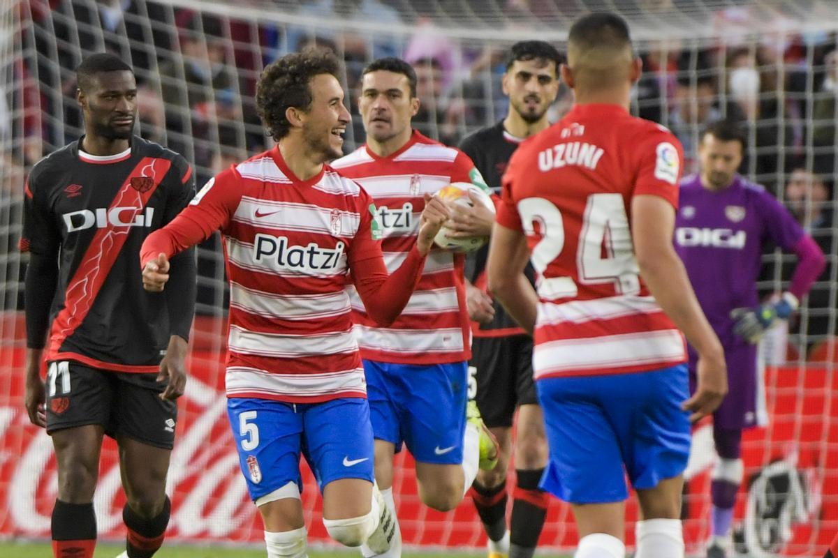 Luis Milla celebra un gol del Granada esta temporada