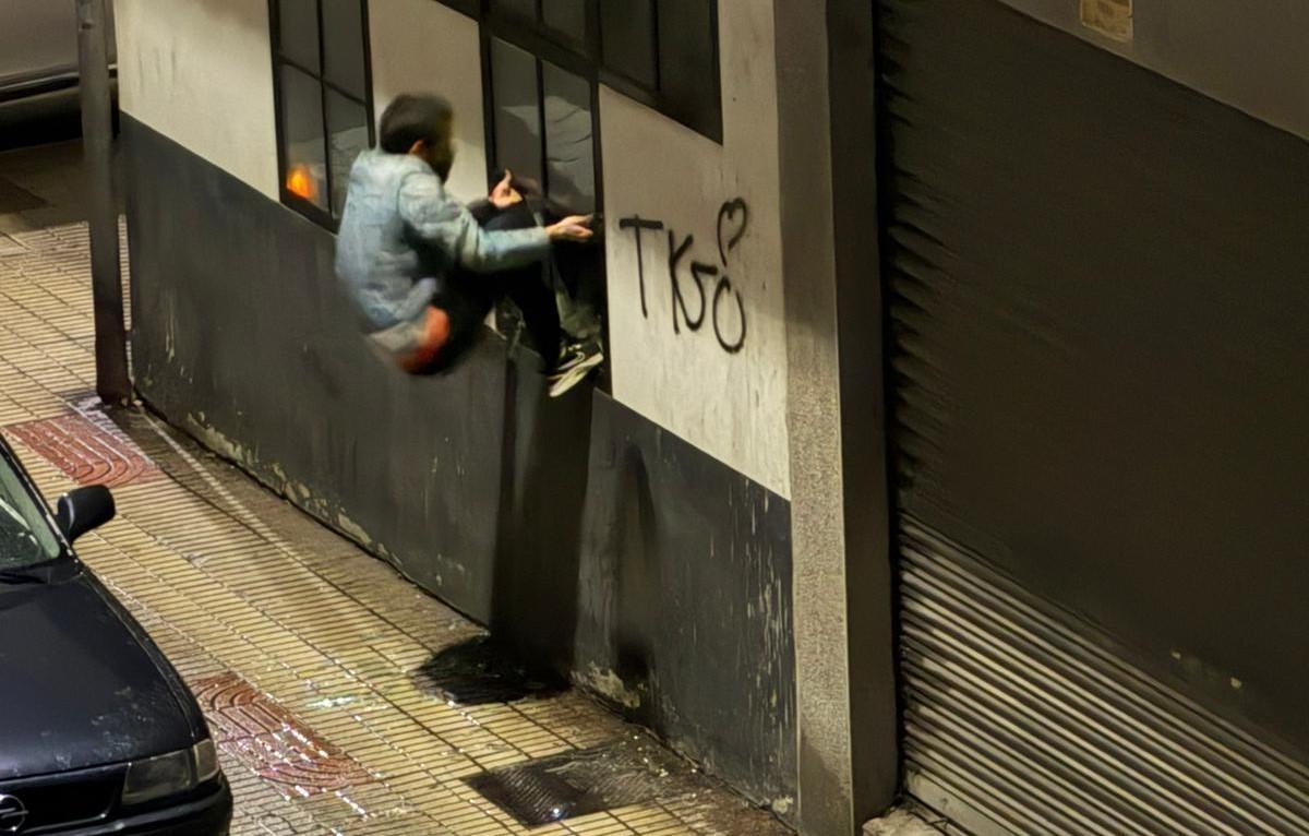 El detenido, accediendo a un establecimiento.