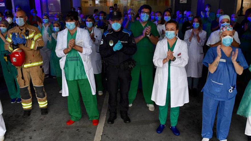 Sanitarios, policías y bomberos en un homenaje durante la pandemia.