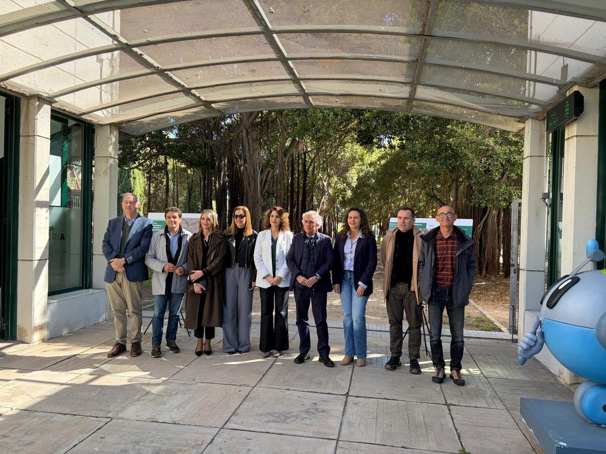 Los responsables municipales con el comisionado, tras la reunión informativa.