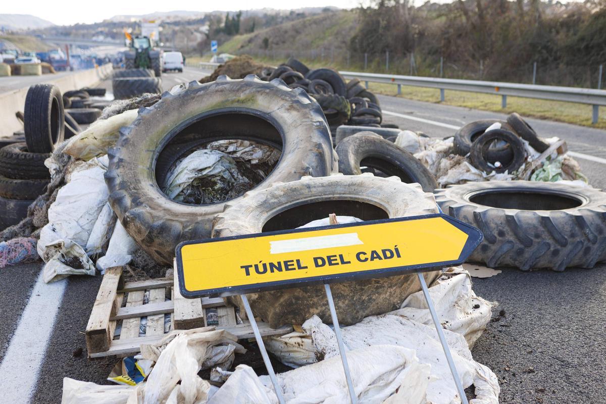 Protesta pagesa a la C-16, a Olvan