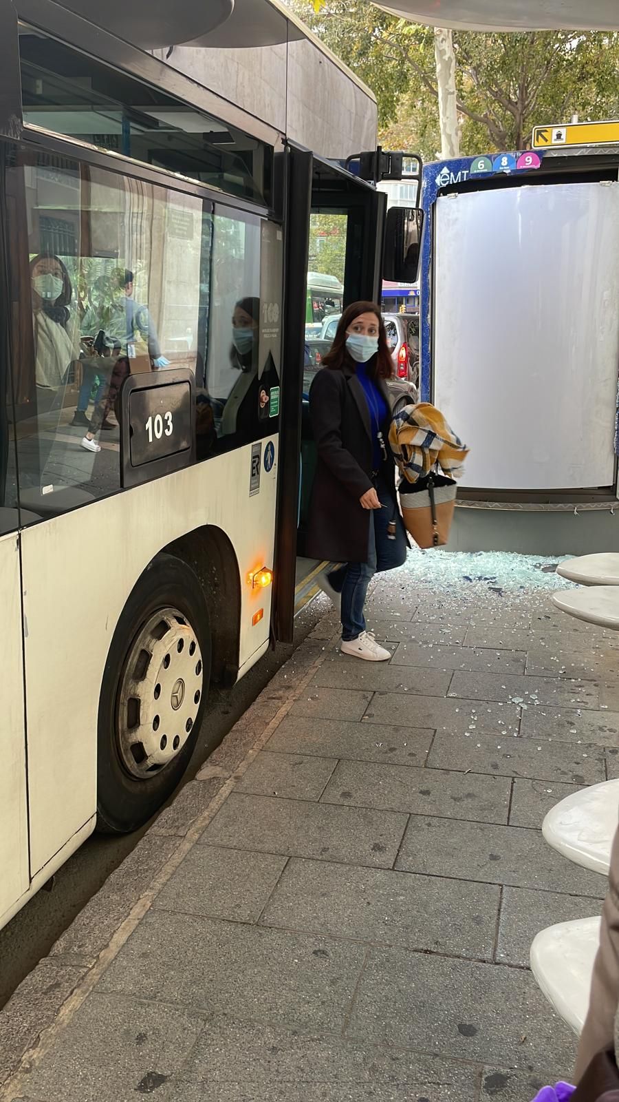 Una joven herida en Palma al reventar un autobús de la EMT una marquesina