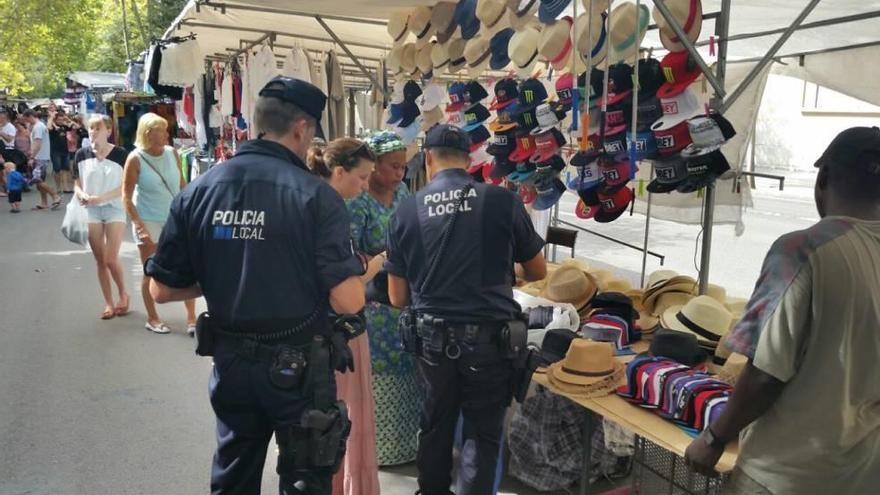 Dos policías durante el operativo en el mercadillo.