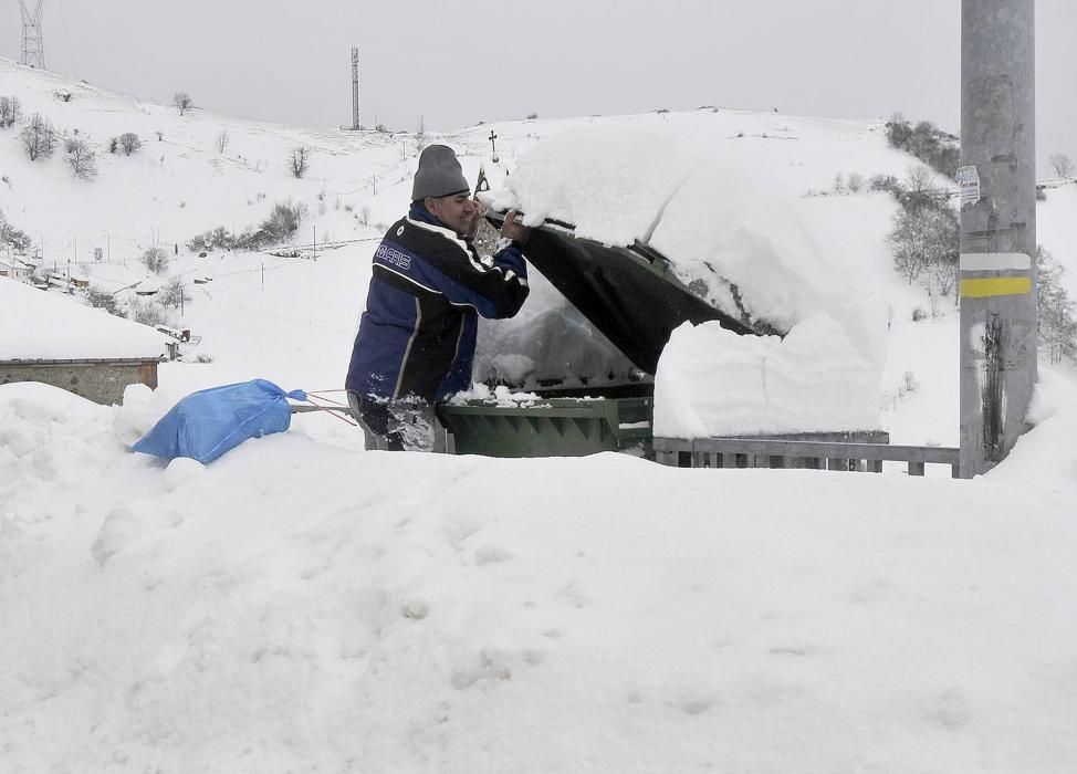 Temporal de nieve, este martes, en el puerto de Pajares