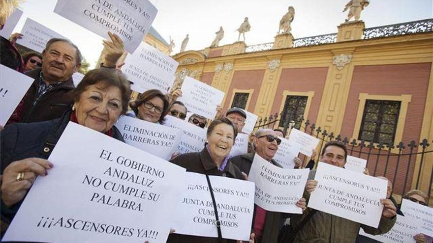 Protesta en Sevilla por los ascensores